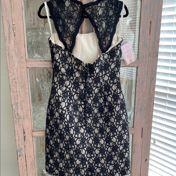 Multicolored Embellished Knee-Length Sheath Dress - Picture 3 of 8